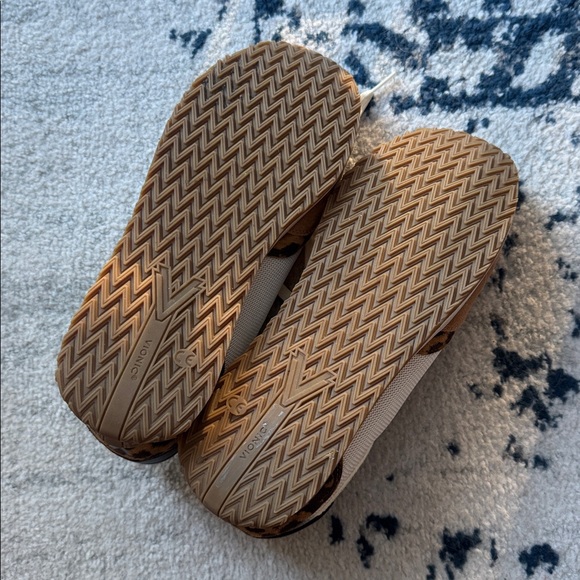 VIONIC Monarch Sneaker (Women) - Picture 8 of 8